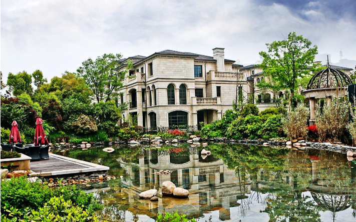 英国历史庄园发生火灾，超过半数房间被摧毁