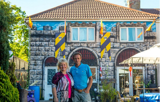 英国夫妇将房产打造成中世纪城堡