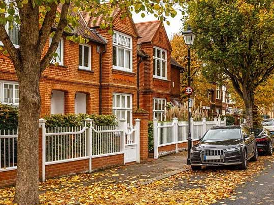 此次大选最令英国房产行业紧张的是，英国政府内阁中负责房地产事务的大臣Gavin Barwell竟然在大选中未能再次当选、丢掉了国会议员的席位，意味着梅姨新一届政府将必须任命一位新的大臣分管房地产事务。    近年来，英国经历了历史上少见的政治不确定性。但是尽管如此，从脱欧公投以来的表现看，英