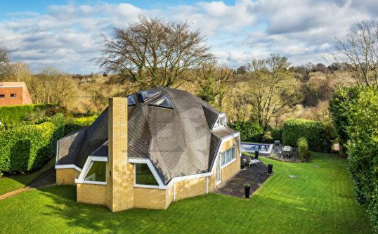 英国与众不同的圆顶房正在销