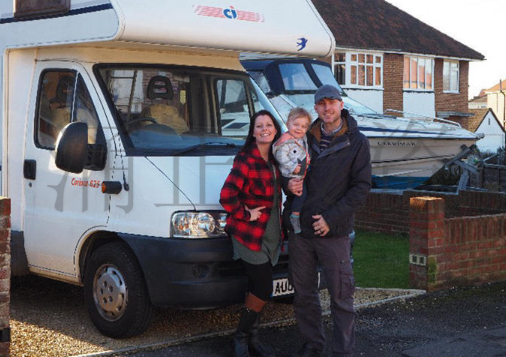 英国夫妻变卖房产 一家人环游世界